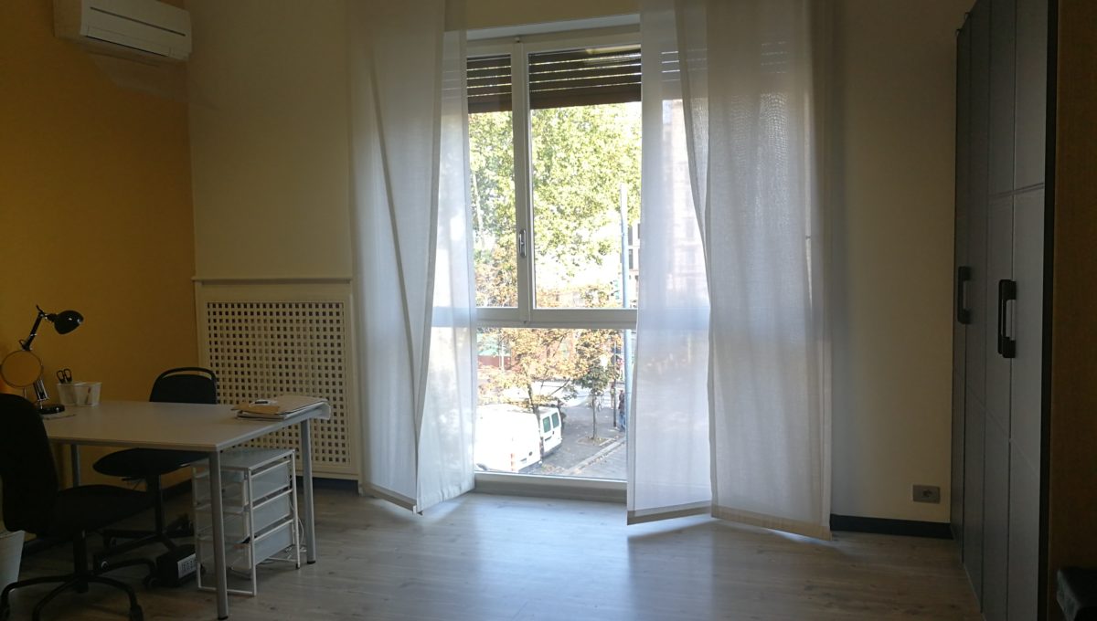 camera da letto con grande finestra