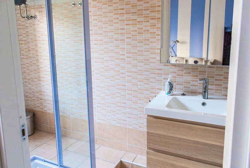 Zum-20A-Bathroom-2